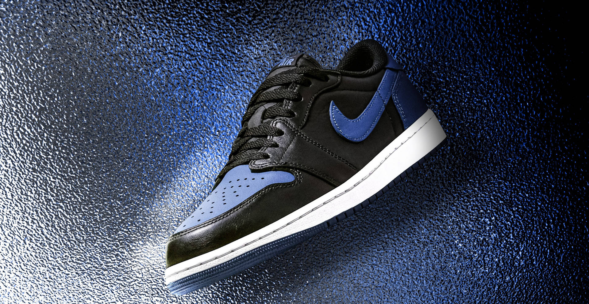 LOW-TOP SNEAKERS