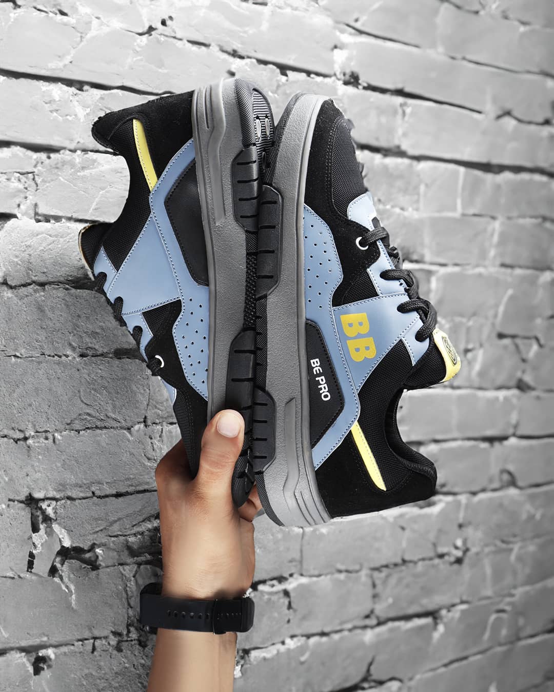 Groove Low Top Sneakers